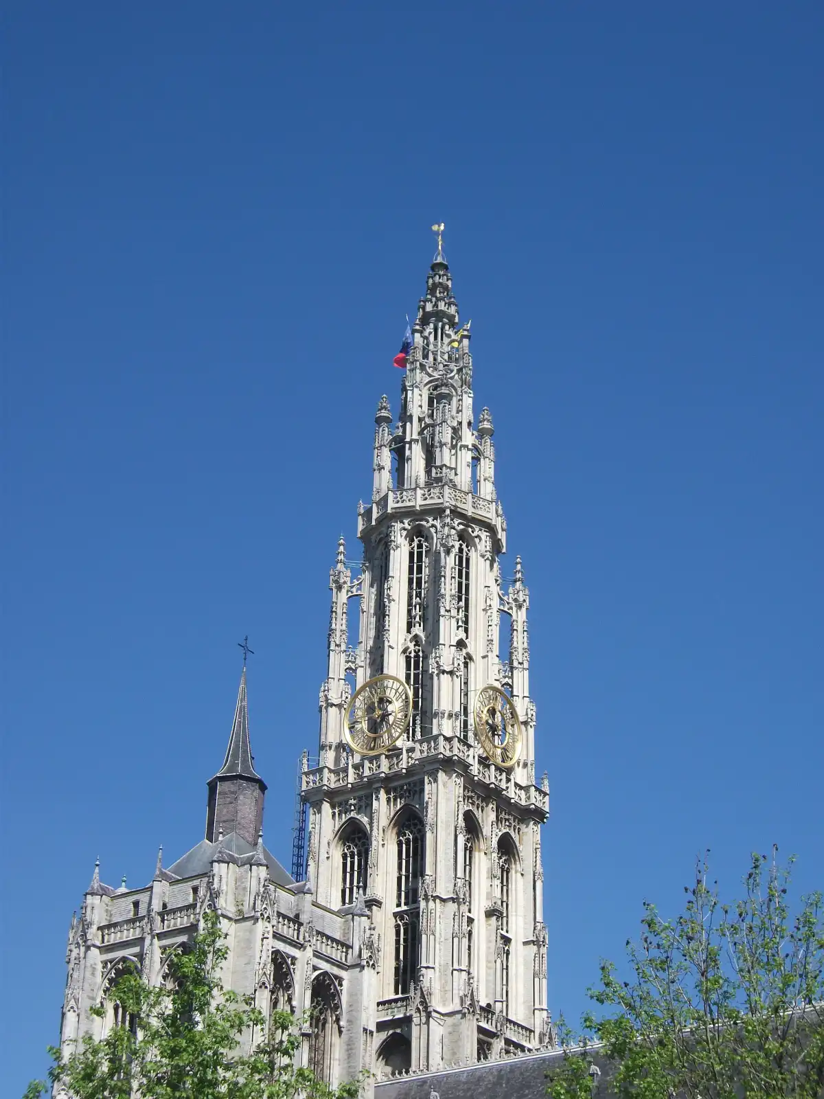 La catedral de Nuestra Señora de Amberes, en el centro de la ciudad que se rindió a los tercios españoles en 1585