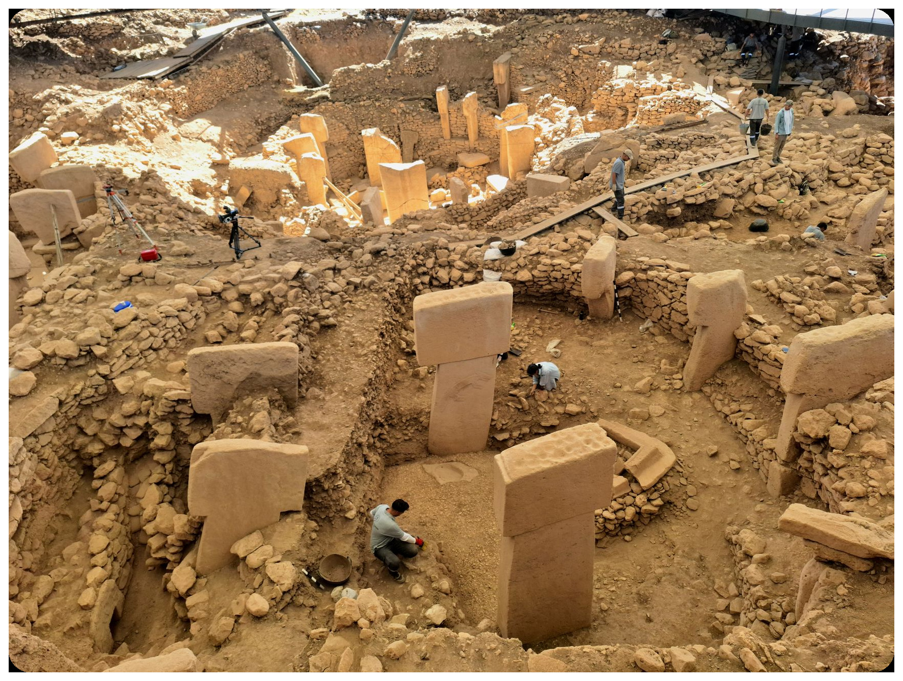 ancient battlefield landscape Córdoba with stone projectiles and bronze arrowheads scattered on earth, misty archaeological dig site